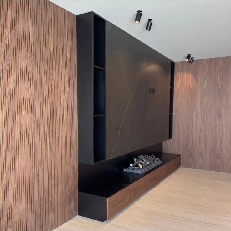 Parede de sala revestida a nogueira com móvel suspenso e lareira